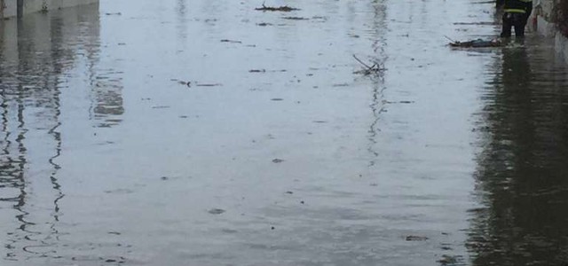 Mareggiata nel Catanzarese, intervengono i vigili del fuoco
