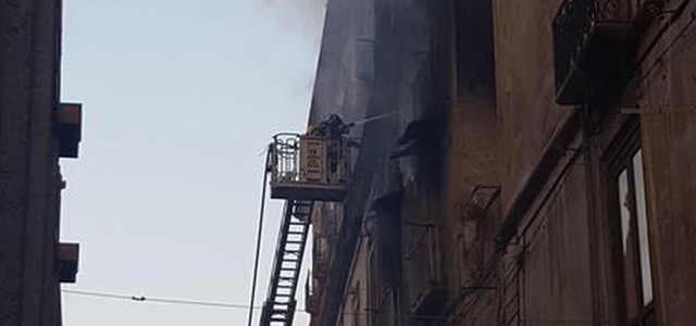 Incendio in centro a Cosenza, morti due fratelli ed una donna (VIDEO)