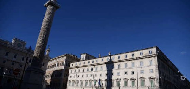 Gli italiani e lo Stato: giù la fiducia nei partiti, ma tra politica e social cresce la partecipazio