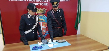 Si lancia dalla finestra per sottrarsi ai carabinieri, arrestato per detenzione e spaccio di droga