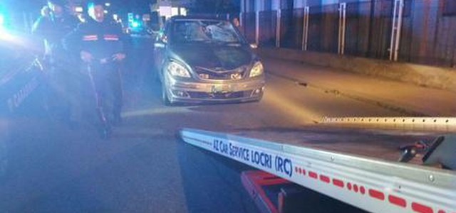 Coppia investita sulla statale 106, fermato giovane alla guida dell'auto