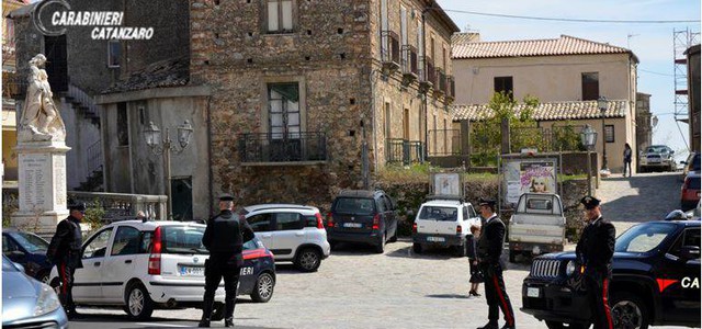 Furti di gasolio da mezzi pubblici e di un'auto: due arresti nel Catanzarese