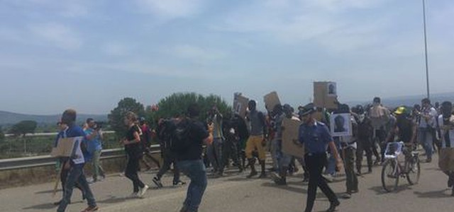 E' caccia all'auto dell'omicida del migrante