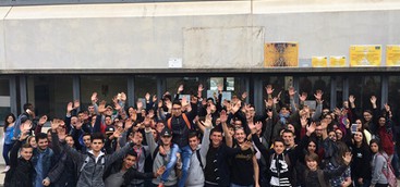Vetri rotti e finestre bloccate a scuola: protestano gli studenti del "Maresca"