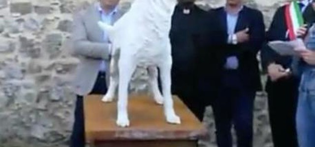 Cane seviziato e ucciso, a Montepaone una statua ricordo