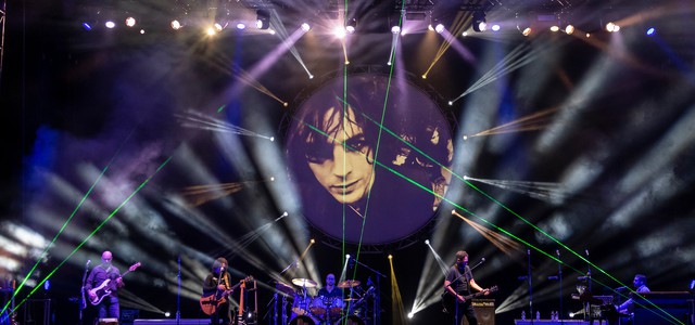 Roccella Summer Festival, il 27 agosto arrivano i Pink Floyd Legend con lo spettacolo celebrativo del 50° dalla pubblicazione del mitico album “The dark side of the moon”