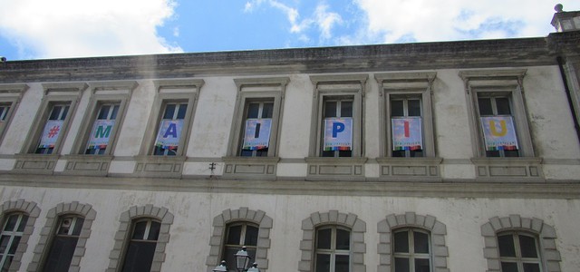 Ieri ultimo giorno di scuola, sulle finestre del Convitto "Galluppi" appare hashtag #MAIPIUDISTANTI (FOTO e VIDEO)