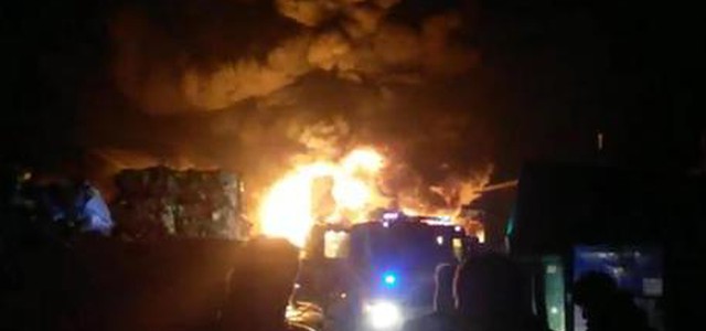 Incendio in tendopoli, un morto