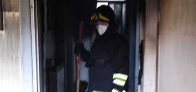 Incendio in appartamento nel Cosentino, in salvo 90enne