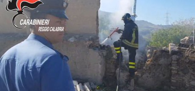 Incendi, il fumo nelle case: carabinieri salvano 90enne (VIDEO)