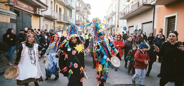 In migliaia in un corteo allegro, colorato e felice a Cutro