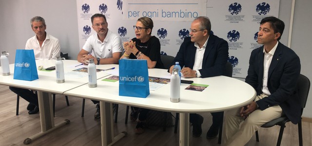 È partita sulle spiagge del crotonese l’iniziativa dell’UNICEF “Una borraccia per i bambini ucraini”