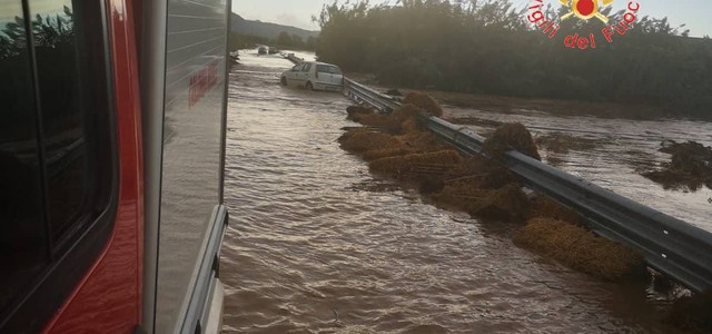 Maltempo, impegnati oltre 100 vigili del fuoco in provincia di Catanzaro: crolla ponte delle Grazie