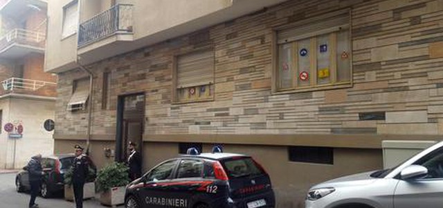 Uccisa in casa a coltellate, marito si costituisce