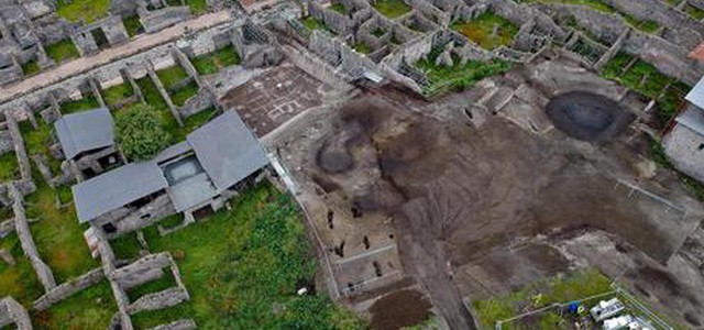 Pompei: inciampa e fa cadere colonna
