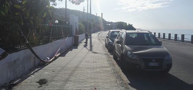 Palo della luce cade su due auto