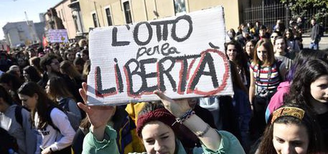Corteo Milano, uova 'rosa' contro banche
