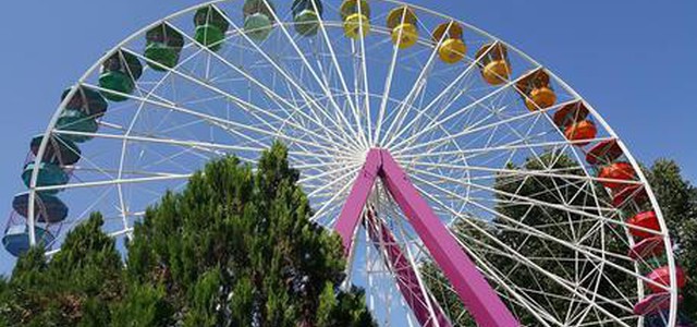 Precipita da Luna Park, ragazza muore dopo volo 20 metri