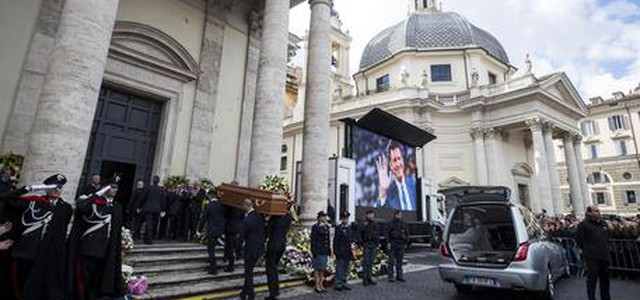Fabrizio Frizzi, oggi i funerali. Lungo applauso per ingresso feretro in piazza