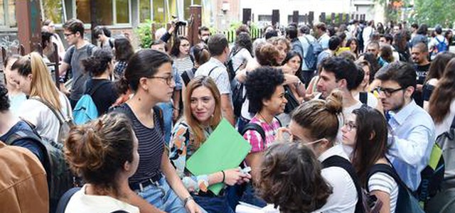 Muore prima degli esami, le amiche discutono la tesi