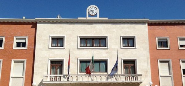 Crotone un po’ più omofoba. Approvata la mozione contro la legge che persegue penalmente chi commette reati ‘di genere’. Il disappunto di Legacoop e della portavoce della Commissione Pari opportunità