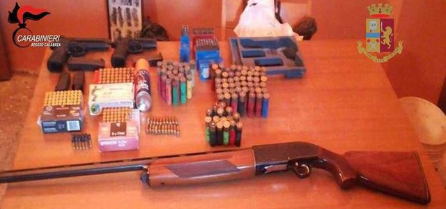 Focus 'ndrangheta - sequestrate due pistole, un fucile e 150 grammi di cocaina in dosi nel quartiere Ciccarello