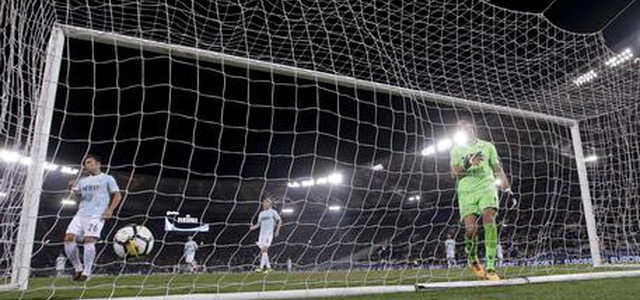 Serie A: Juventus Fiorentina 1-0, Lazio-Napoli 1-4. Mertens, gol alla Maradona 