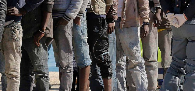 Immigrati bloccano la SS 106, protestano per la scarsa qualità dei pasti 