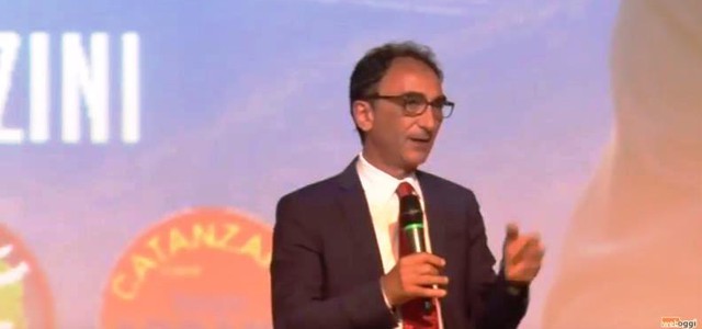 Abramo riempie il Teatro Comunale: "Voglio dare ancora tanto alla mia città" (VIDEO)