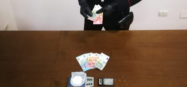 Catanzaro, lancia borsa con cocaina dal balcone durante controllo: arrestata