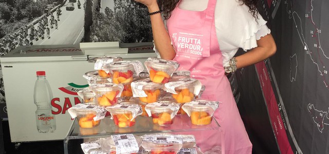 Il Giro d'Italia degusta e assapora frutta calabrese 