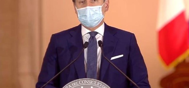 Il premier Conte presenta il nuovo decreto: "per le palestre una settimana di 'prova'. I sindaci possono chiudere le aree con assembramenti alle 21"