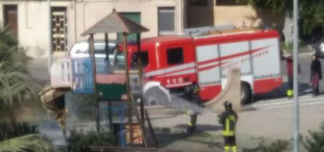 Incendiato scivolo per bambini a Reggio