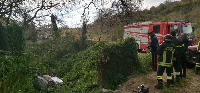 Auto finisce in scarpata, perde la vita una donna