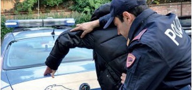 Rubano in centro commerciale a Catanzaro ed aggrediscono agenti, due arresti