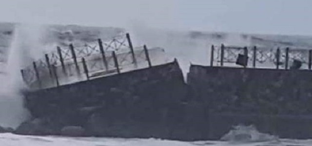 Mareggiata in Calabria, cede antico molo