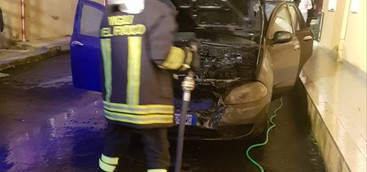 Due auto in fiamme a distanza di poche ore a Isola Capo Rizzuto (FOTO)