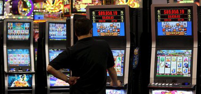 Giocavano alle slot machine o facevano la spesa, 18 medici indagati nel cosentino (VIDEO)