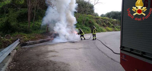 Auto a fuoco sulla SP 23 nel Vibonese