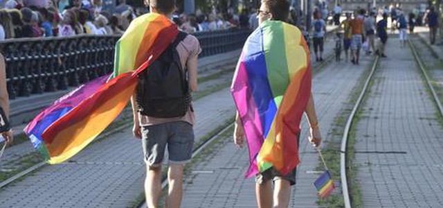 "Non accettiamo gay e animali": giovani rifiutati in villaggio turistico in Calabria