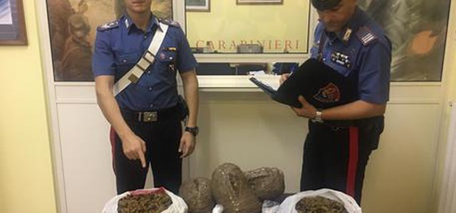 In auto 5 kg marijuana, arrestate 3 donne