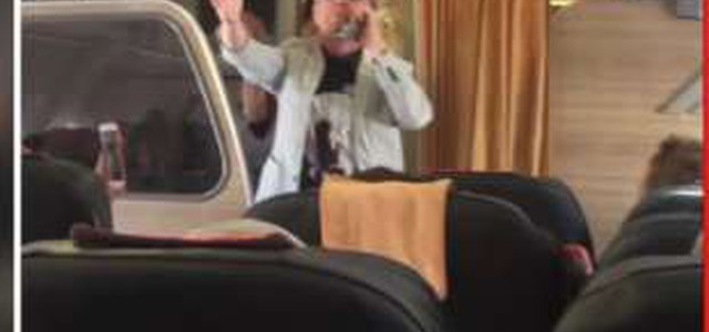 Proteste passeggeri su volo Lamezia-Roma, Pupo calma tutti cantando "Su di Noi" (VIDEO)