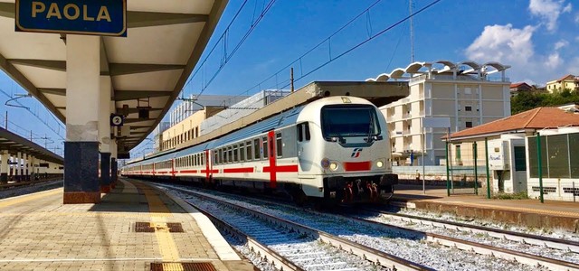 Per lavori sulla linea ferroviaria treni cancellati per due mesi tra Paola e Cosenza