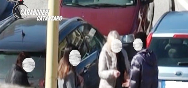 Fermato colpisce i carabinieri, fugge e travolge pedone: arrestato parcheggiatore abusivo