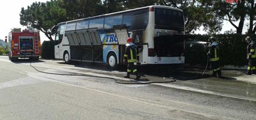 In fiamme autobus con turisti stranieri, tempestivo intervento dei vigili del fuoco