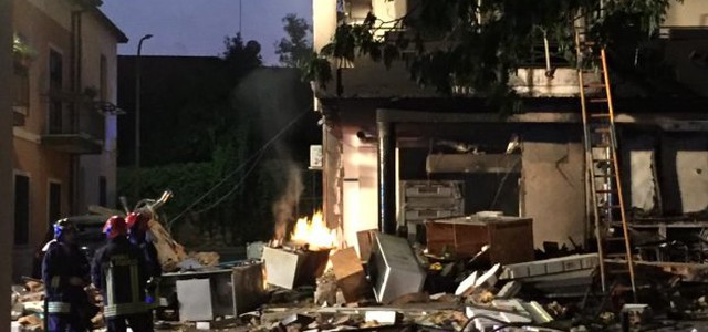 Forte esplosione all'alba nel Reggino, distrutta una pizzeria: danni alle case vicine