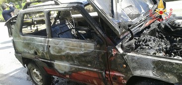 Perdita di carburante, auto in fiamme mentre è in transito