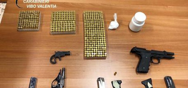 Pistole clandestine in casa, un arresto