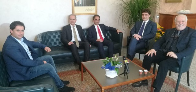 ABRAMO, POLIMENI E MONTUORO RICEVUTI NEL COMUNE DELLA PIANA DA MASCARO E DE BIASE , SINERGIA FRA ENTI AL CENTRO DELL’INCONTRO