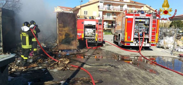 Incendio container in parcheggio supermercato nel catanzarese, intervento dei vigili del fuoco